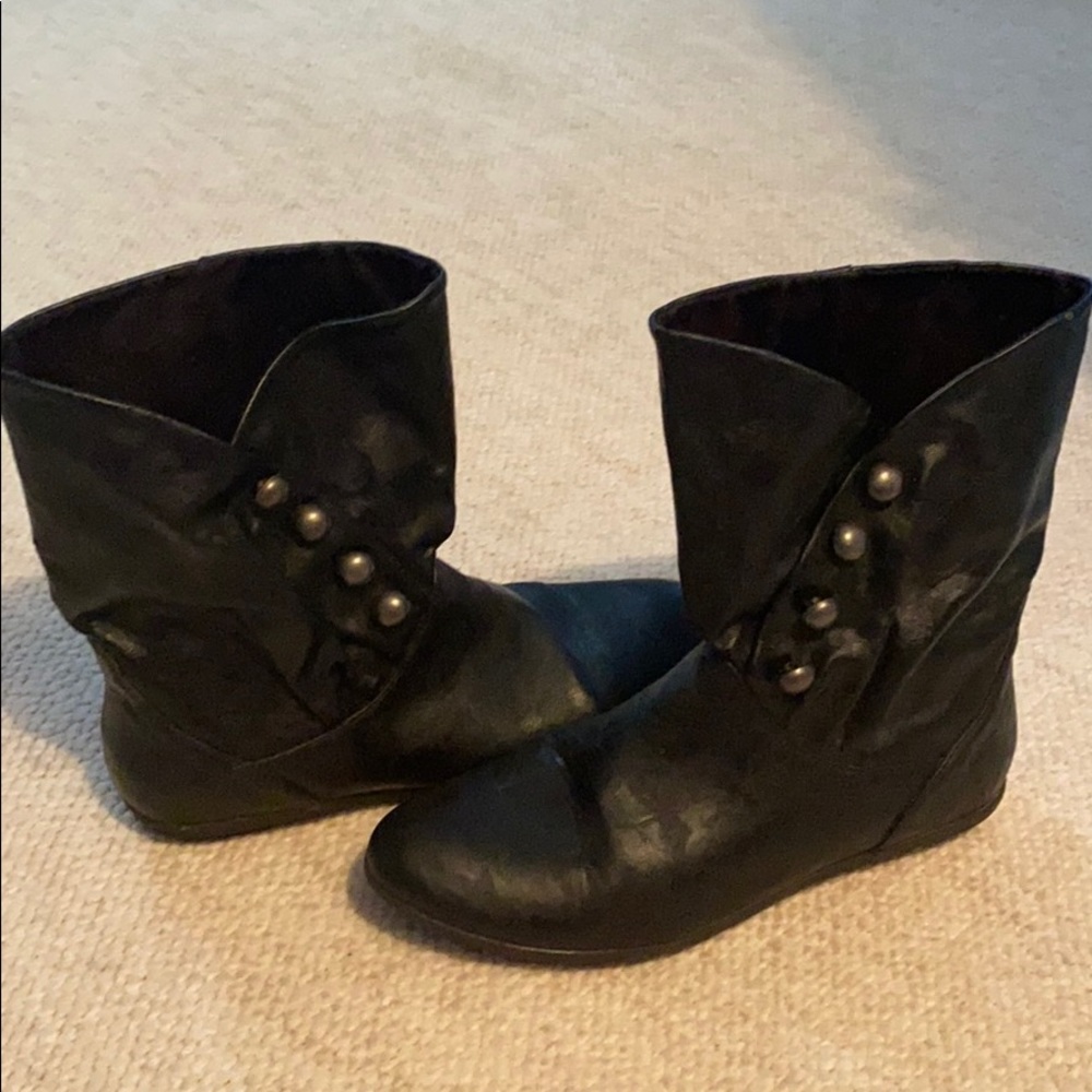 Button black boots